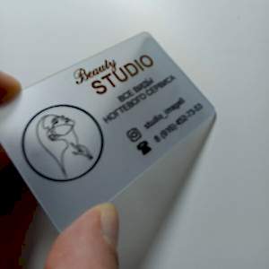 Прозрачная пластиковая визитка салона красоты с фольгированием